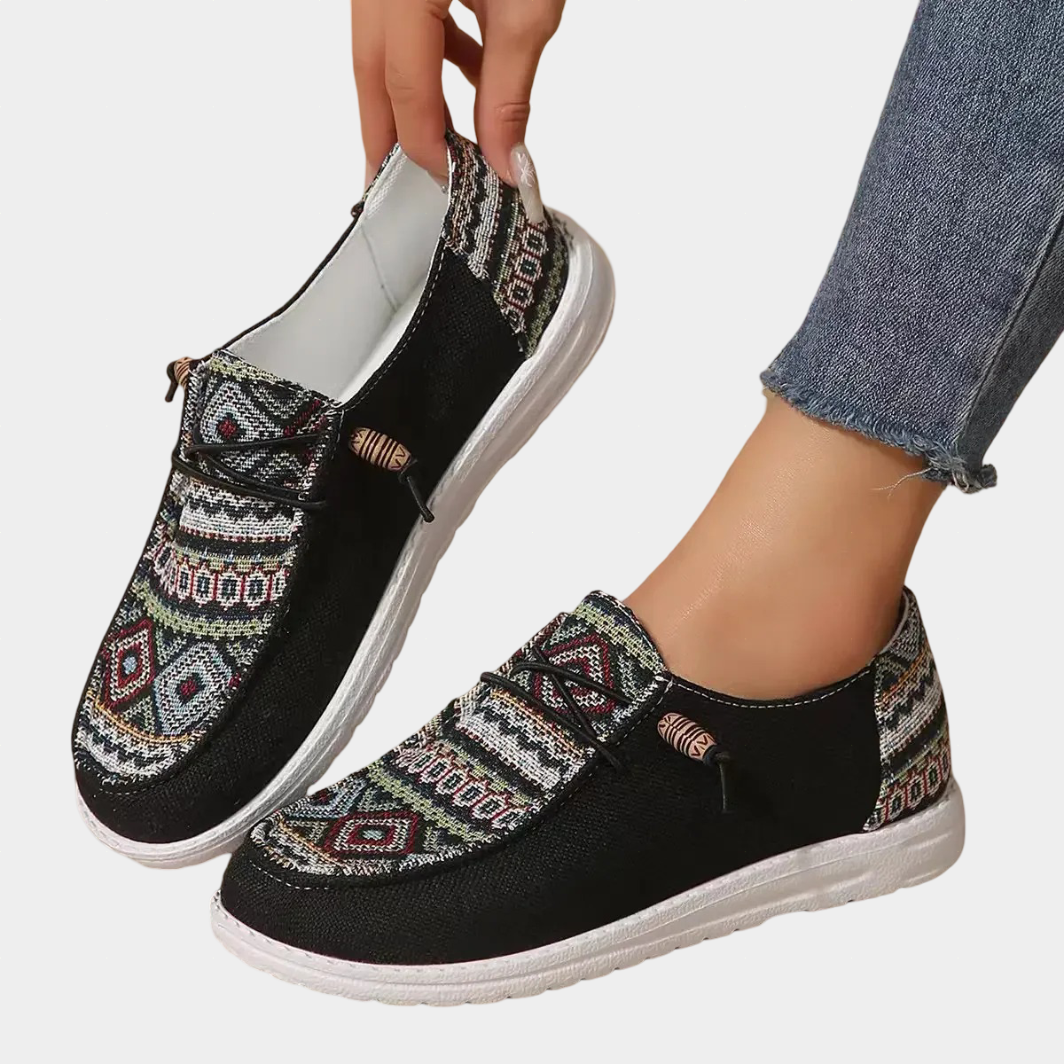 Αγαθή | Ελαφριά παπούτσια σε μαύρο με γεωμετρικό σχέδιο